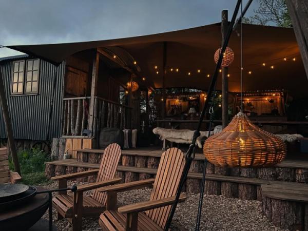 Few piccies from the top half of the Hideaway
.
Live-edge decking @wild.willy.cabins
Stretch tent canopy @qandr_structures
Rustic Kitchenette @wild.willy.cabins
Table & Benches @Harrris&Hyde
Woodfired Hot Tub @kirami.uk
Local flowers @meadowsweetflowerswiltshire ❤️ Few piccies from the top half of the Hideaway
.
Live-edge decking @wild.willy.cabins
Stretch tent canopy @qandr_structures
Rustic Kitchenette @wild.willy.cabins
Table & Benches @Harrris&Hyde
Woodfired Hot Tub @kirami.uk
Local flowers @meadowsweetflowerswiltshire ❤️